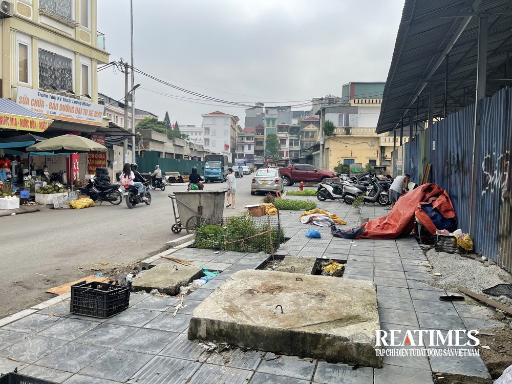 Dự án xây dựng đường vào Trường Đại học Hà Nội chậm tiến độ, ngập rác thải- Ảnh 6. Dự án xây dựng đường vào Trường Đại học Hà Nội chậm tiến độ, ngập rác thải- Ảnh 6.