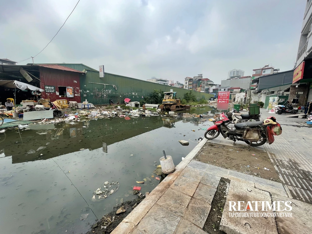 Dự án xây dựng đường vào Trường Đại học Hà Nội chậm tiến độ, ngập rác thải- Ảnh 8. Dự án xây dựng đường vào Trường Đại học Hà Nội chậm tiến độ, ngập rác thải- Ảnh 8.