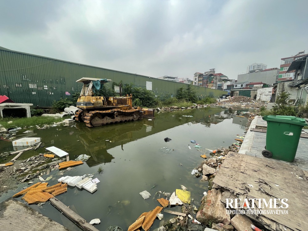 Dự án xây dựng đường vào Trường Đại học Hà Nội chậm tiến độ, ngập rác thải- Ảnh 9. Dự án xây dựng đường vào Trường Đại học Hà Nội chậm tiến độ, ngập rác thải- Ảnh 9.