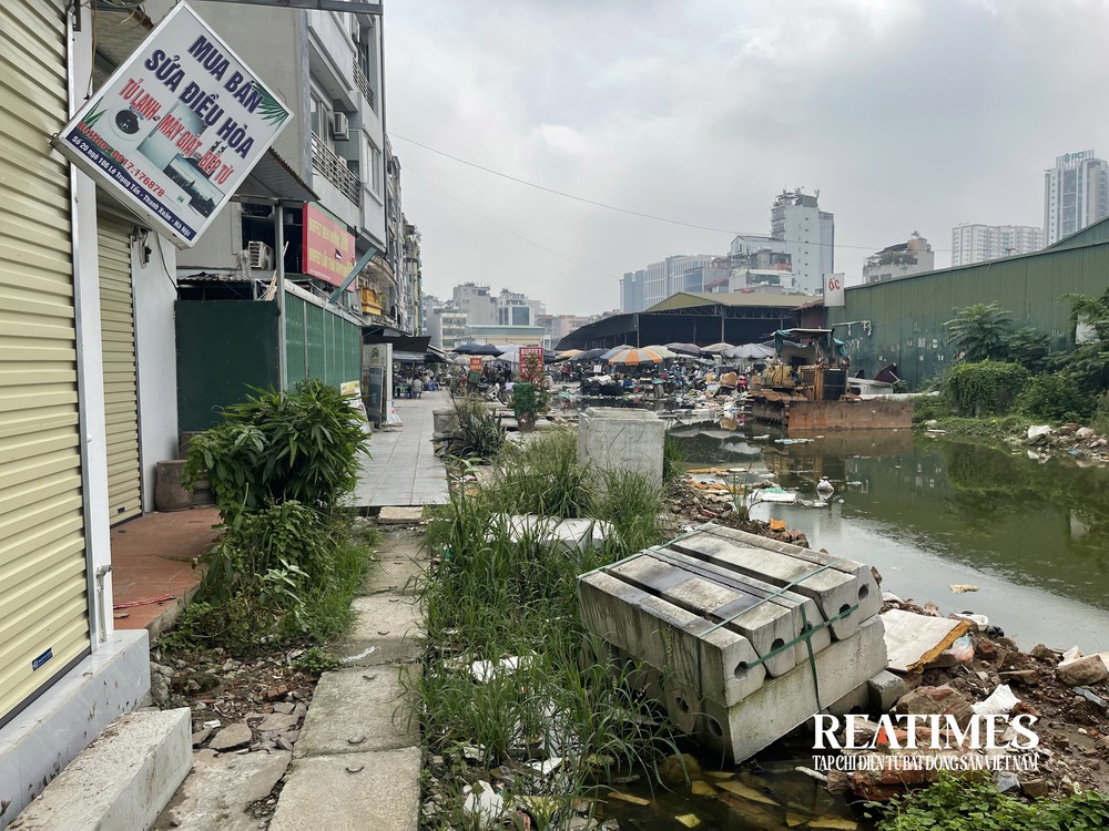 Dự án xây dựng đường vào Trường Đại học Hà Nội chậm tiến độ, ngập rác thải- Ảnh 12. Dự án xây dựng đường vào Trường Đại học Hà Nội chậm tiến độ, ngập rác thải- Ảnh 12.