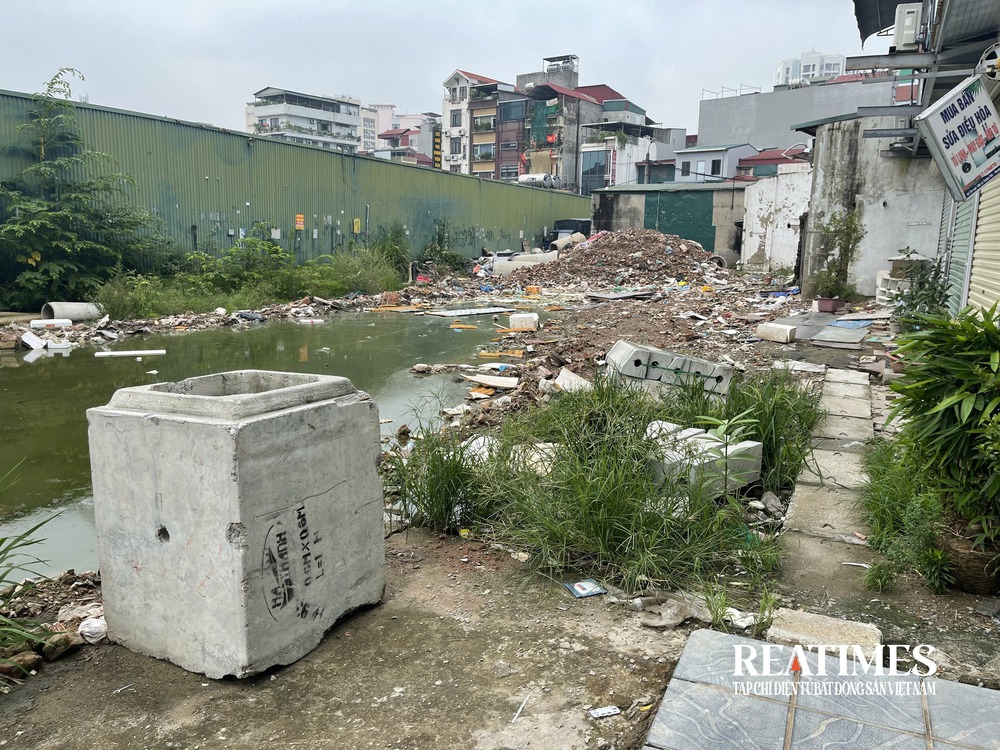 Dự án xây dựng đường vào Trường Đại học Hà Nội chậm tiến độ, ngập rác thải- Ảnh 14. Dự án xây dựng đường vào Trường Đại học Hà Nội chậm tiến độ, ngập rác thải- Ảnh 14.