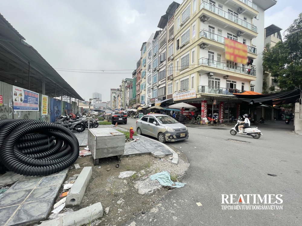 Dự án xây dựng đường vào Trường Đại học Hà Nội chậm tiến độ, ngập rác thải- Ảnh 29. Dự án xây dựng đường vào Trường Đại học Hà Nội chậm tiến độ, ngập rác thải- Ảnh 29.