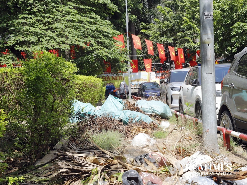 Hà Nội: Vườn hoa 52 tỷ đồng xuống cấp, để hoang lãng phí- Ảnh 2.
