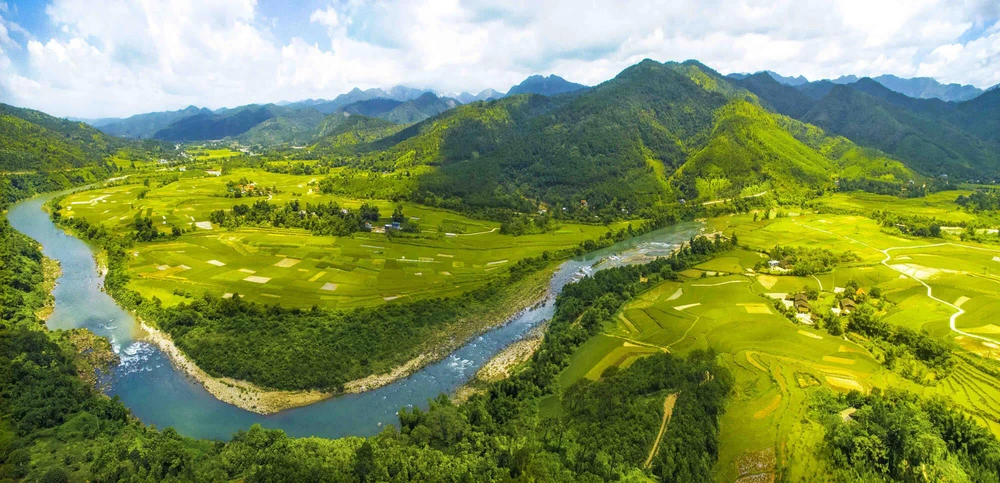 TS. Võ Trí Thành: Quảng Ninh phát triển đa cực để hội tụ thành một “điểm đến đẳng cấp, xanh và bền vững”- Ảnh 14.