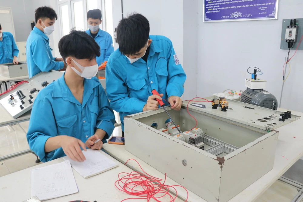 GS. TS. Hoàng Văn Cường: Nếu muốn bứt phá, Việt Nam không thể đi theo quỹ đạo tăng trưởng “an toàn”- Ảnh 6.