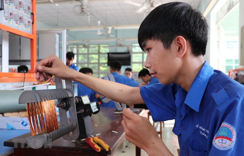 GS. TS. Hoàng Văn Cường: Nếu muốn bứt phá, Việt Nam không thể đi theo quỹ đạo tăng trưởng “an toàn”- Ảnh 5.