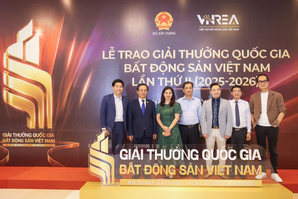 Lễ trao Giải thưởng Quốc gia Bất động sản Việt Nam lần thứ II: Vinh danh những thương hiệu xuất sắc nhất, định hình chuẩn mực phát triển mới- Ảnh 32. Lễ trao Giải thưởng Quốc gia Bất động sản Việt Nam lần thứ II: Vinh danh những thương hiệu xuất sắc nhất, định hình chuẩn mực phát triển mới- Ảnh 32.