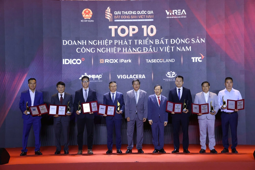 Lễ trao Giải thưởng Quốc gia Bất động sản Việt Nam lần thứ II: Vinh danh những thương hiệu xuất sắc nhất, định hình chuẩn mực phát triển mới- Ảnh 14. Lễ trao Giải thưởng Quốc gia Bất động sản Việt Nam lần thứ II: Vinh danh những thương hiệu xuất sắc nhất, định hình chuẩn mực phát triển mới- Ảnh 14.