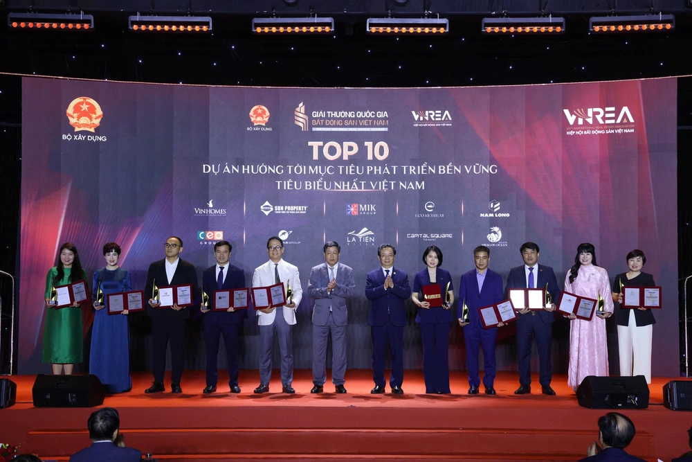 Lễ trao Giải thưởng Quốc gia Bất động sản Việt Nam lần thứ II: Vinh danh những thương hiệu xuất sắc nhất, định hình chuẩn mực phát triển mới- Ảnh 17. Lễ trao Giải thưởng Quốc gia Bất động sản Việt Nam lần thứ II: Vinh danh những thương hiệu xuất sắc nhất, định hình chuẩn mực phát triển mới- Ảnh 17.