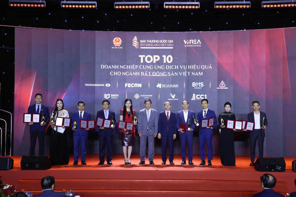Lễ trao Giải thưởng Quốc gia Bất động sản Việt Nam lần thứ II: Vinh danh những thương hiệu xuất sắc nhất, định hình chuẩn mực phát triển mới- Ảnh 22. Lễ trao Giải thưởng Quốc gia Bất động sản Việt Nam lần thứ II: Vinh danh những thương hiệu xuất sắc nhất, định hình chuẩn mực phát triển mới- Ảnh 22.