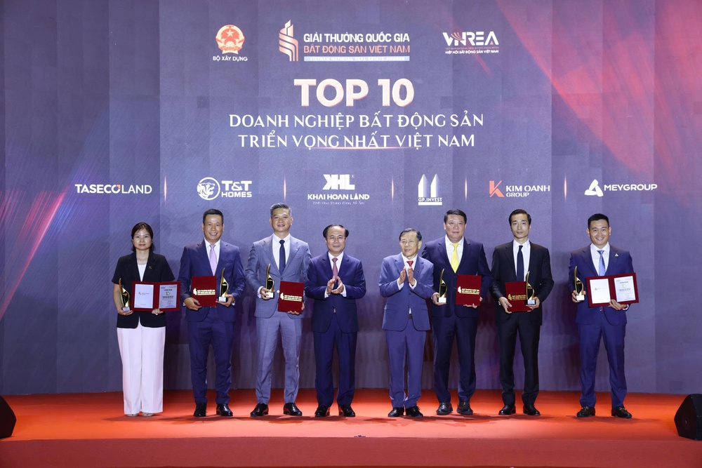 Lễ trao Giải thưởng Quốc gia Bất động sản Việt Nam lần thứ II: Vinh danh những thương hiệu xuất sắc nhất, định hình chuẩn mực phát triển mới- Ảnh 13. Lễ trao Giải thưởng Quốc gia Bất động sản Việt Nam lần thứ II: Vinh danh những thương hiệu xuất sắc nhất, định hình chuẩn mực phát triển mới- Ảnh 13.