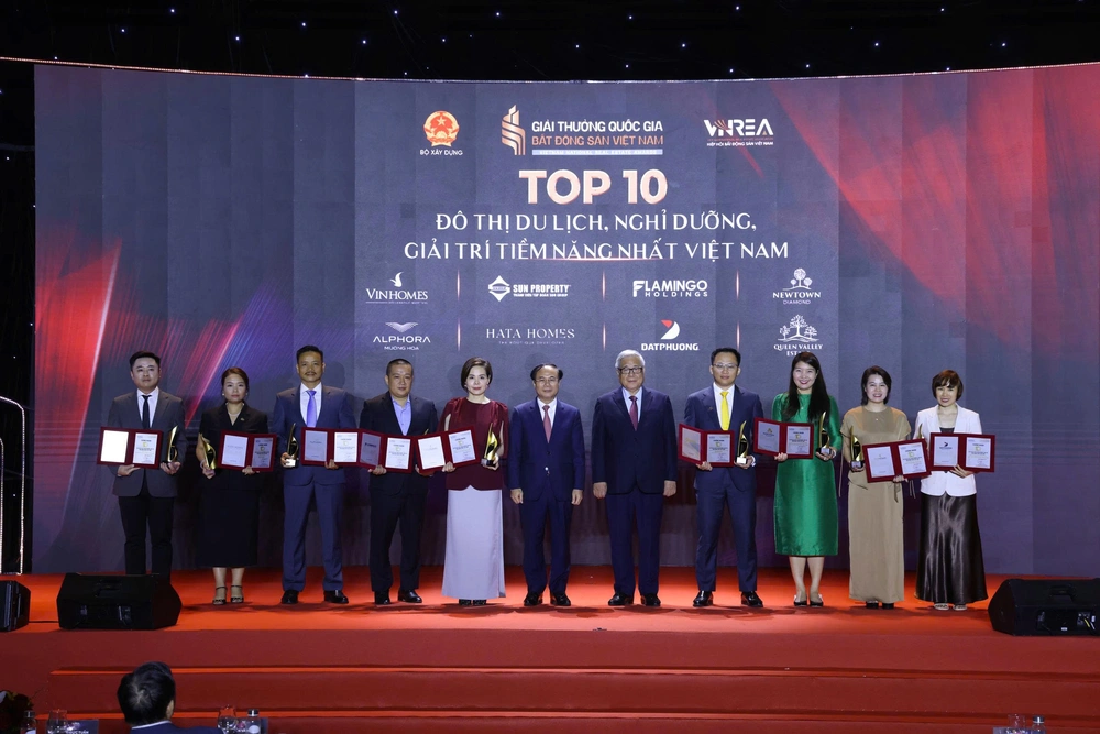 Lễ trao Giải thưởng Quốc gia Bất động sản Việt Nam lần thứ II: Vinh danh những thương hiệu xuất sắc nhất, định hình chuẩn mực phát triển mới- Ảnh 20. Lễ trao Giải thưởng Quốc gia Bất động sản Việt Nam lần thứ II: Vinh danh những thương hiệu xuất sắc nhất, định hình chuẩn mực phát triển mới- Ảnh 20.
