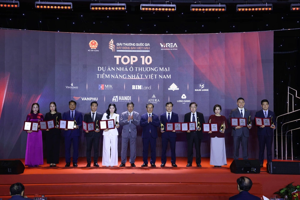 Lễ trao Giải thưởng Quốc gia Bất động sản Việt Nam lần thứ II: Vinh danh những thương hiệu xuất sắc nhất, định hình chuẩn mực phát triển mới- Ảnh 18. Lễ trao Giải thưởng Quốc gia Bất động sản Việt Nam lần thứ II: Vinh danh những thương hiệu xuất sắc nhất, định hình chuẩn mực phát triển mới- Ảnh 18.
