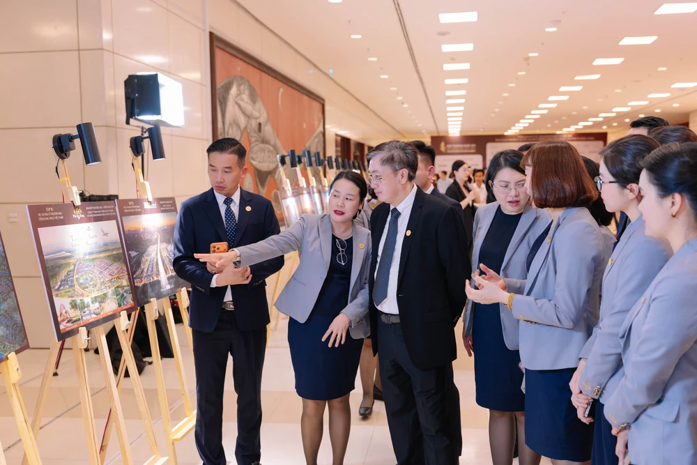 Nhìn lại những hình ảnh ấn tượng tại Lễ trao Giải thưởng Quốc gia Bất động sản Việt Nam lần thứ II- Ảnh 30.