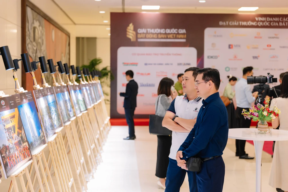 Nhìn lại những hình ảnh ấn tượng tại Lễ trao Giải thưởng Quốc gia Bất động sản Việt Nam lần thứ II- Ảnh 29.