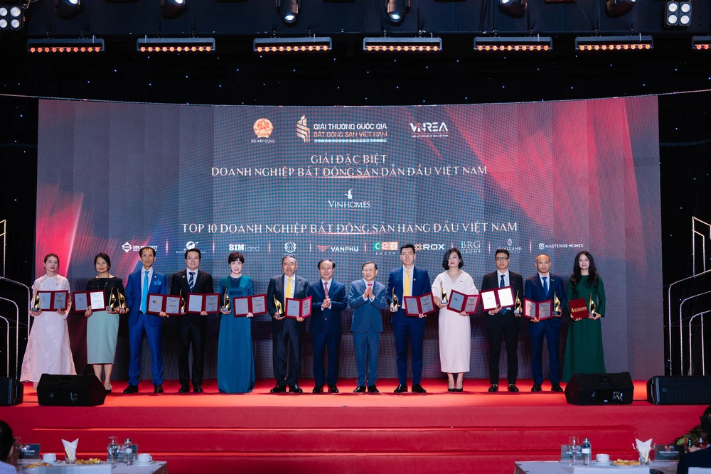 Nhìn lại những hình ảnh ấn tượng tại Lễ trao Giải thưởng Quốc gia Bất động sản Việt Nam lần thứ II- Ảnh 40.