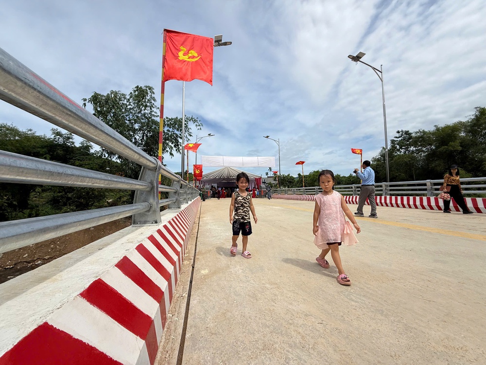 Đại gia Đường "Bia" trao tặng cầu công nghệ mới cho xã Bình Thành - Thái Nguyên - Ảnh 2.