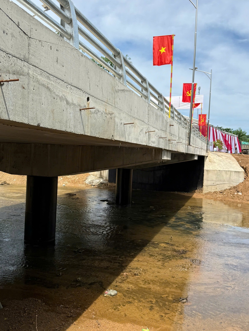 Đại gia Đường "Bia" trao tặng cầu công nghệ mới cho xã Bình Thành - Thái Nguyên - Ảnh 5.