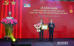 Chủ tịch CEO Group Đoàn Văn Bình đón nhận Huân chương Lao động hạng Ba