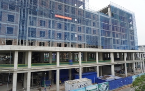 Bộ Xây dựng đề xuất cơ chế đặc biệt tháo gỡ vướng mắc trong phát triển nhà ở xã hội- Ảnh 1. Nhà ở xã hội Đông Anh hết cảnh người dân chen chúc xếp hàng nộp hồ sơ