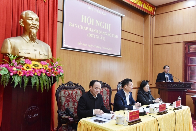 Hội nghị đột xuất Ban Chấp hành Đảng bộ tỉnh Bắc Kạn khóa XII: Lấy phiếu tín nhiệm các chức danh lãnh đạo chủ chốt- Ảnh 4.