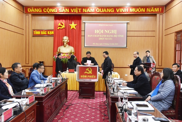 Hội nghị đột xuất Ban Chấp hành Đảng bộ tỉnh Bắc Kạn khóa XII: Lấy phiếu tín nhiệm các chức danh lãnh đạo chủ chốt- Ảnh 6.