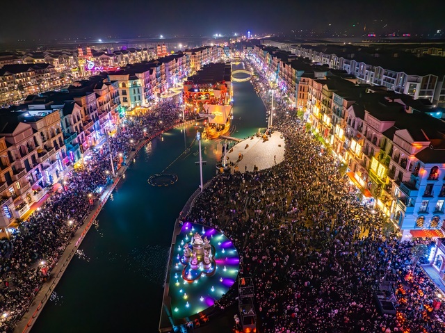 Phố Đông Hà Nội thu hút gần 160.000 lượt khách đón năm mới - Ảnh 4.