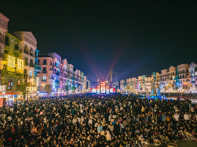 Phố Đông Hà Nội thu hút gần 160.000 lượt khách đón năm mới - Ảnh 5.