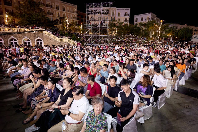 Phú Quốc: Hàng chục ngàn người đổ về Sunset Town ngắm pháo hoa, “đi chợ” đầu năm mới- Ảnh 9.