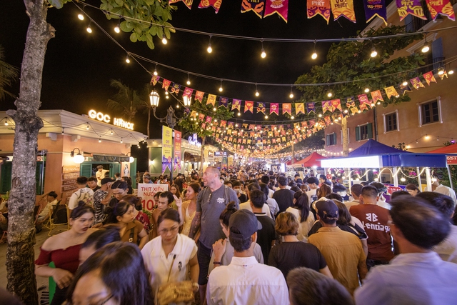 Phú Quốc: Hàng chục ngàn người đổ về Sunset Town ngắm pháo hoa, “đi chợ” đầu năm mới- Ảnh 10.