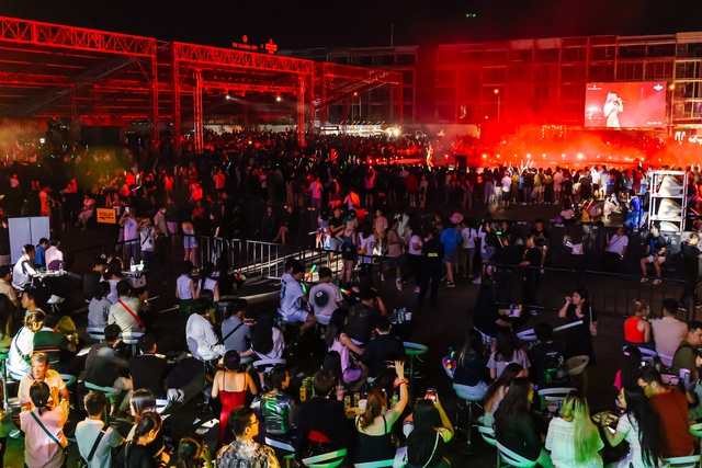 Màn trình diễn pháo hoa kết hợp nhạc nước tại trung tâm mới thu hút hơn 50.000 người- Ảnh 2.