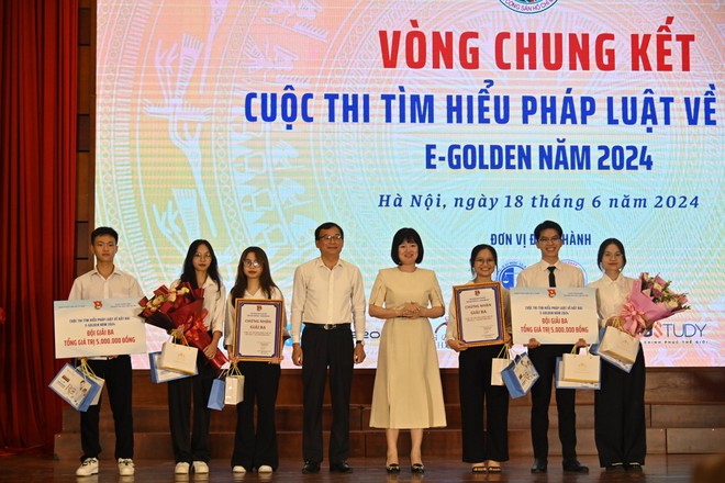 Sinh viên trường Đại học Luật Hà Nội giành ngôi vị quán quân Cuộc thi tìm hiểu pháp luật về đất đai E - Golden- Ảnh 4.