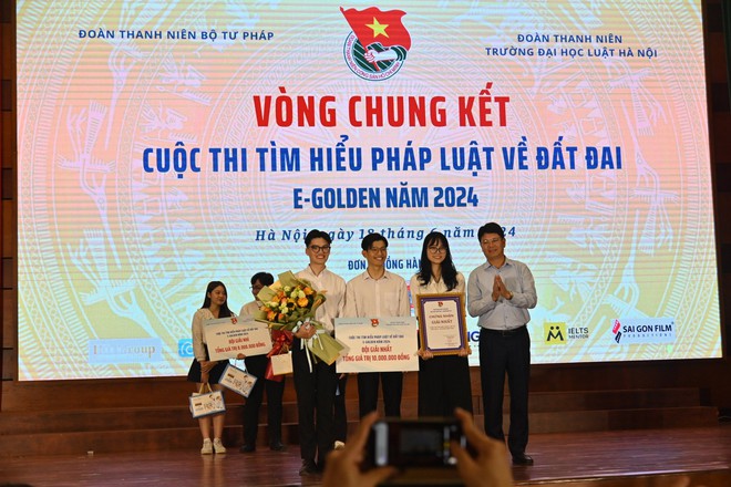 Sinh viên trường Đại học Luật Hà Nội giành ngôi vị quán quân Cuộc thi tìm hiểu pháp luật về đất đai E - Golden- Ảnh 2.