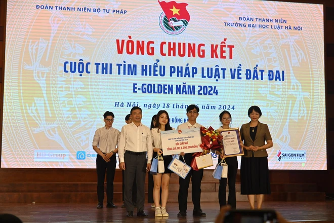 Sinh viên trường Đại học Luật Hà Nội giành ngôi vị quán quân Cuộc thi tìm hiểu pháp luật về đất đai E - Golden- Ảnh 3.