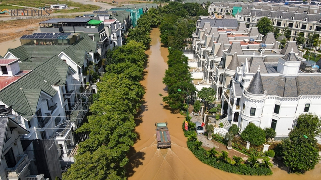 Hà Nội hỗn loạn trong ngập úng: Lỗ hổng hạ tầng hay bài kiểm tra sức chống chịu đô thị?- Ảnh 4.