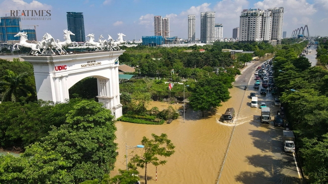 Hà Nội hỗn loạn trong ngập úng: Lỗ hổng hạ tầng hay bài kiểm tra sức chống chịu đô thị?- Ảnh 3.