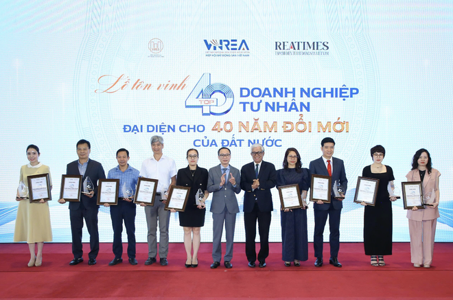 Tôn vinh 40 doanh nghiệp tư nhân tiêu biểu đại diện cho 40 năm Đổi mới của đất nước: Biểu tượng cho tinh thần "Doanh nghiệp dân tộc - khát vọng Việt Nam thịnh vượng"- Ảnh 3. Tôn vinh 40 doanh nghiệp tư nhân tiêu biểu đại diện cho 40 năm Đổi mới của đất nước: Biểu tượng cho tinh thần "Doanh nghiệp dân tộc - khát vọng Việt Nam thịnh vượng"- Ảnh 3.