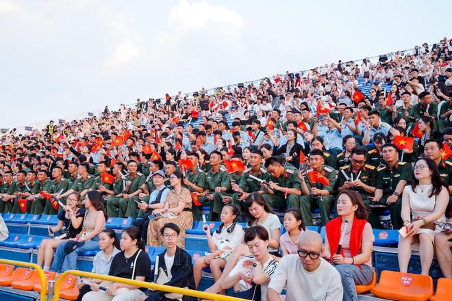 "Chảo lửa" V-Concert: Biển người 2,5 vạn khán giả khuấy đảo Trung tâm triển lãm Top 10 thế giới- Ảnh 2.