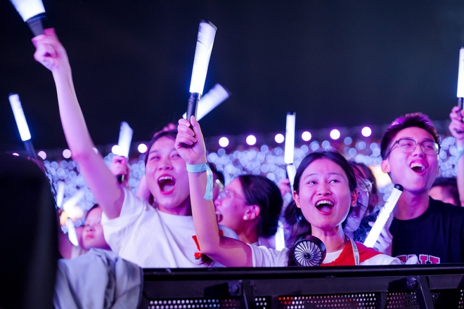 "Chảo lửa" V-Concert: Biển người 2,5 vạn khán giả khuấy đảo Trung tâm triển lãm Top 10 thế giới- Ảnh 6.