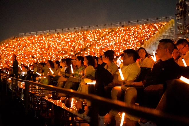 "Chảo lửa" V-Concert: Biển người 2,5 vạn khán giả khuấy đảo Trung tâm triển lãm Top 10 thế giới- Ảnh 8.