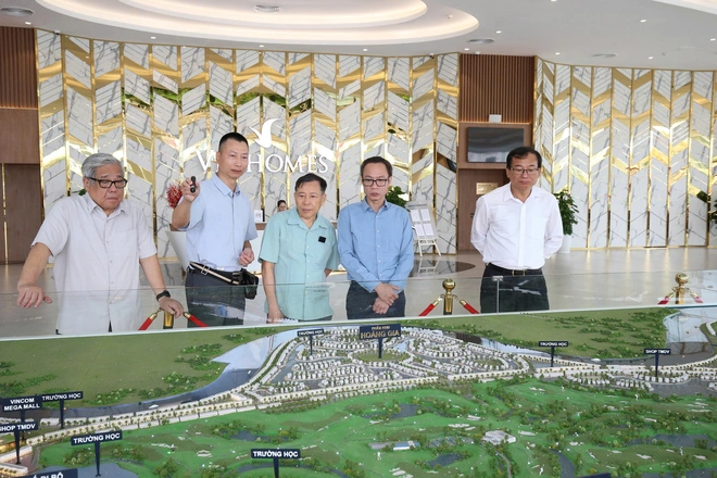 Hội đồng Giám khảo Chung khảo Giải thưởng Quốc gia Bất động sản Việt Nam lần thứ II khảo sát dự án Vinhomes Royal Island- Ảnh 6.
