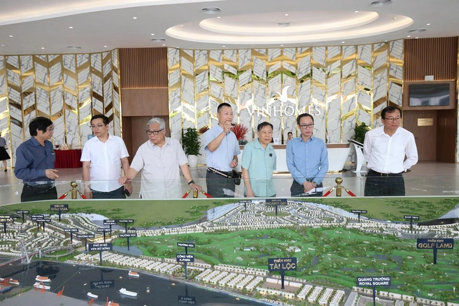 Hội đồng Giám khảo Chung khảo Giải thưởng Quốc gia Bất động sản Việt Nam lần thứ II khảo sát dự án Vinhomes Royal Island- Ảnh 5.