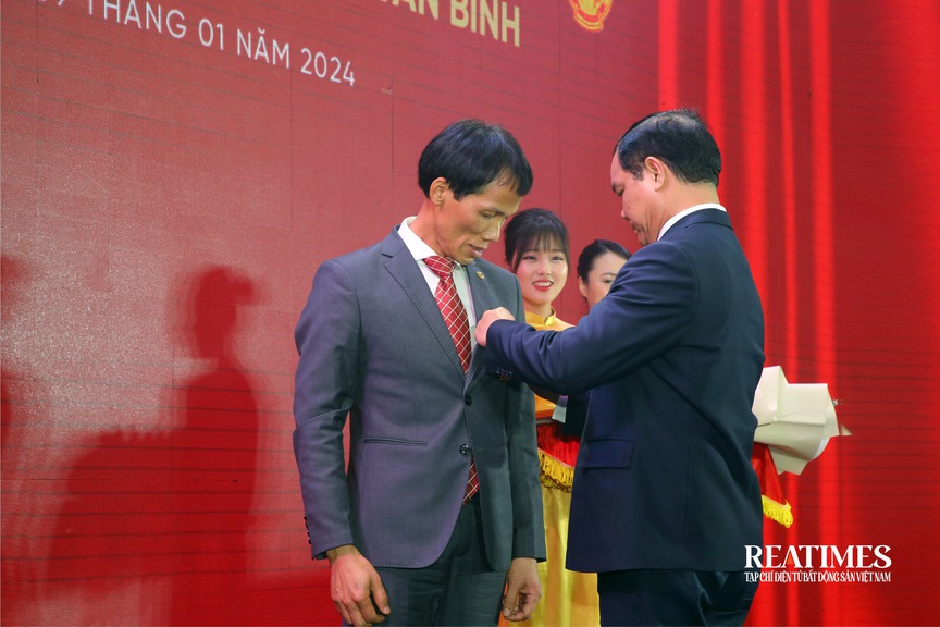 Chủ tịch CEO Group Đoàn Văn Bình đón nhận Huân chương Lao động hạng Ba- Ảnh 1.