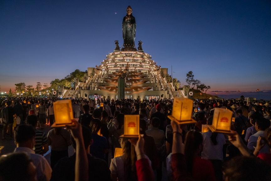 Hàng nghìn người dân đổ về núi Bà Đen, Tây Ninh làm lễ tạ cuối năm- Ảnh 5.