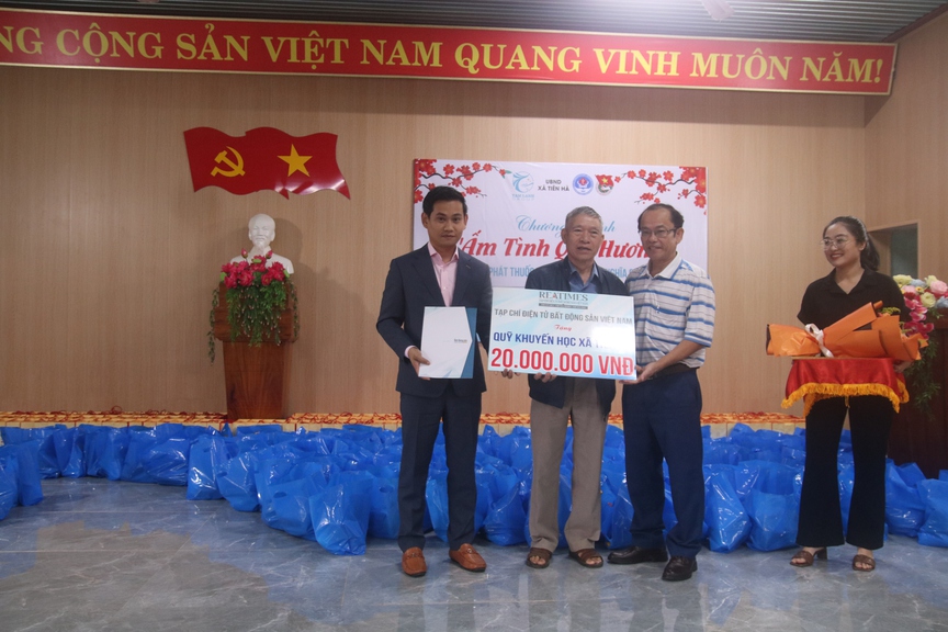 Reatimes phối hợp trao quỹ khuyến học và quà từ thiện tại Quảng Nam- Ảnh 1.