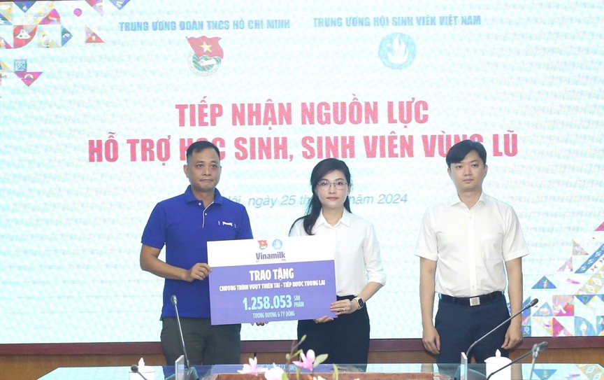 Chương trình “Vượt thiên tai – tiếp bước tương lai” của Vinamilk vượt cam kết 1,2 triệu sản phẩm cho học sinh vùng bão lũ- Ảnh 1.