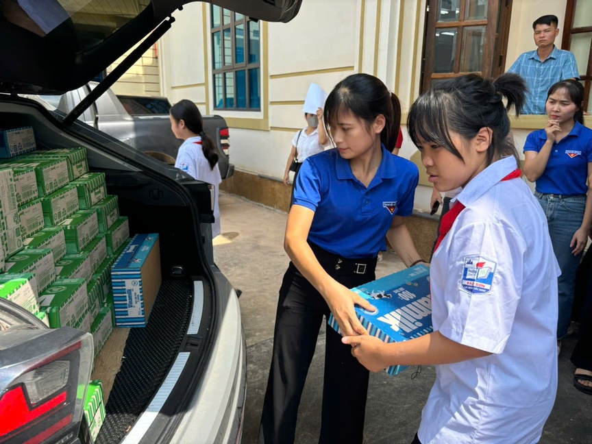 Chương trình “Vượt thiên tai – tiếp bước tương lai” của Vinamilk vượt cam kết 1,2 triệu sản phẩm cho học sinh vùng bão lũ- Ảnh 5.