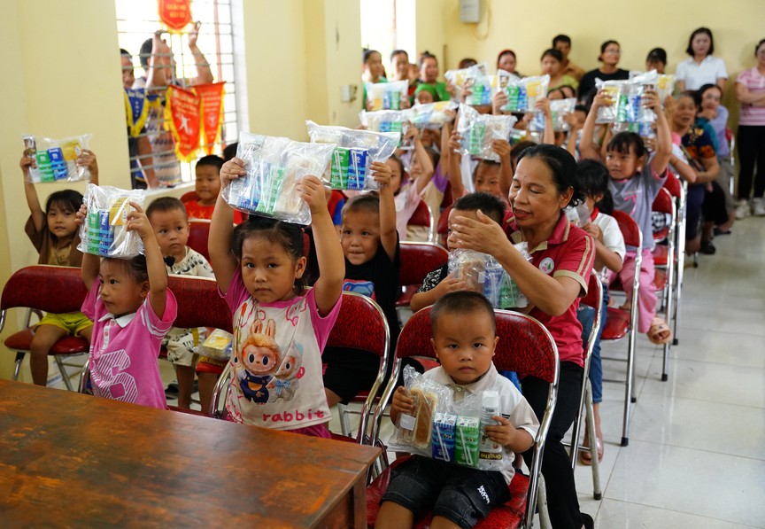 Chương trình “Vượt thiên tai – tiếp bước tương lai” của Vinamilk vượt cam kết 1,2 triệu sản phẩm cho học sinh vùng bão lũ- Ảnh 6.