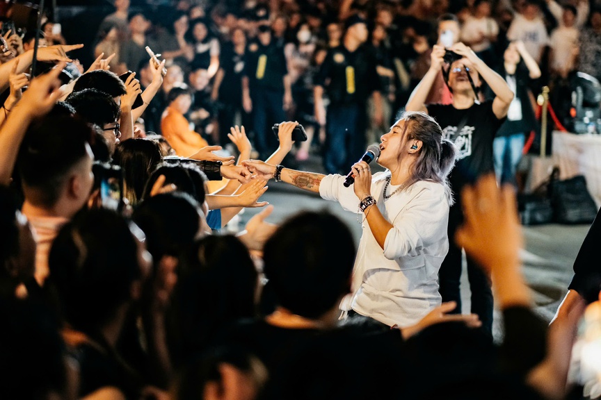 Hồng Phi - thành viên mới của ban nhạc Ngũ Cung - giao lưu cùng người hâm mộ ở rock show và thời trang &quot;Hà Nội một chốn đi về&quot;