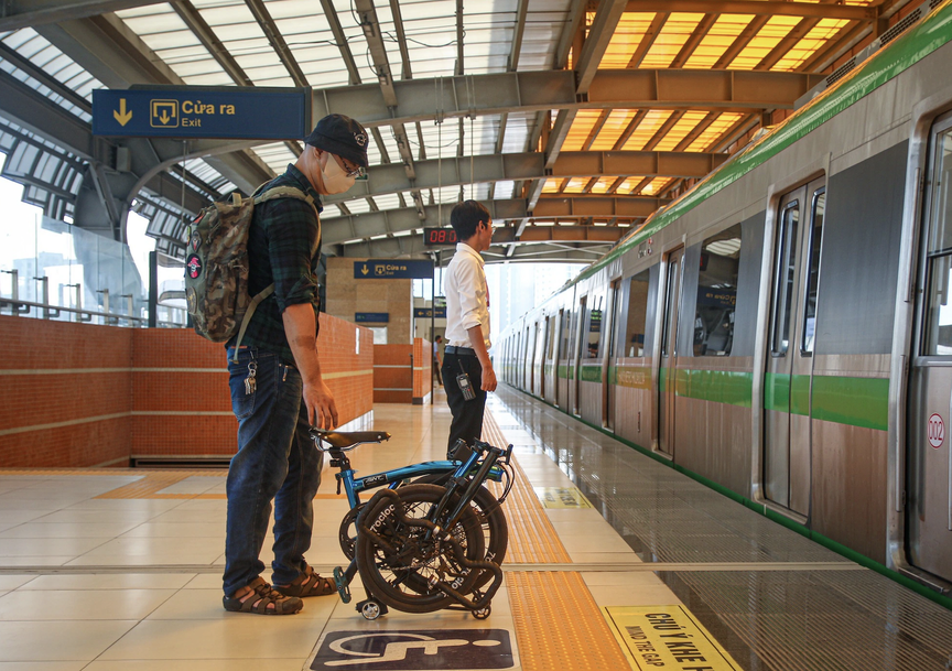 Metro số 1 TP. HCM cấm mang xe đạp gấp lên tàu, khác biệt với quy định tại Hà Nội- Ảnh 1.